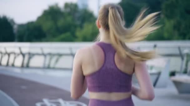 Ung Atletisk Kvinna Jogga Bron Morgon Träning Hälsosam Livsstil — Stockvideo