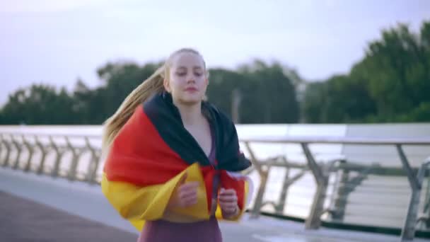 Wanita Muda Ceria Berlari Terbungkus Bendera Jerman Mewakili Negaranya — Stok Video