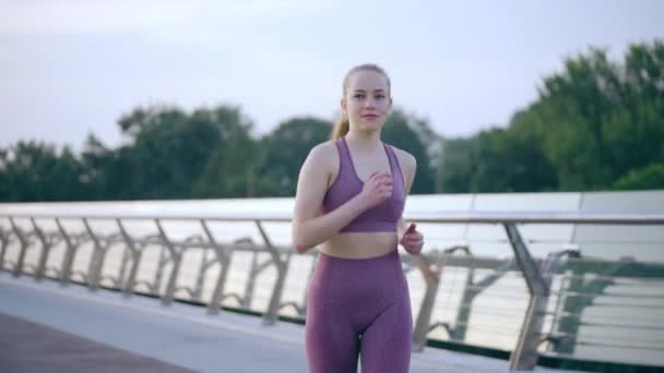 Junge Athletische Frau Joggt Über Brücke Morgentraining Gesunder Lebensstil — Stockvideo