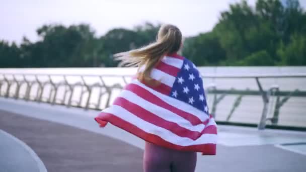 Mulher Atlética Correndo Com Bandeira Dos Eua Seus Ombros Representando — Vídeo de Stock