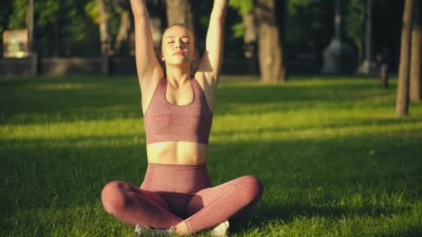 Koncentrerad Ung Kvinna Sitter Lotus Pose Gör Yoga Träning Utomhus — Stockvideo