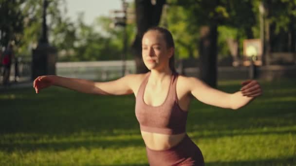 Ung Atletisk Kvinna Stretching Ben Gör Fitness Övningar Parken Träna — Stockvideo