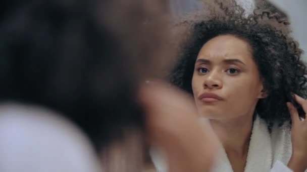 Mujer Afroamericana Tocando Cabello Rizado Seco Frente Espejo Productos Belleza — Vídeo de stock