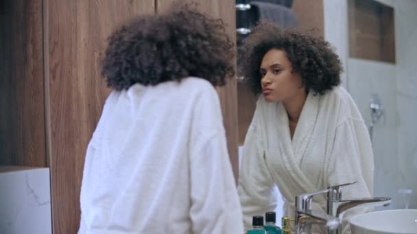 Triste Jeune Femme Regardant Dans Miroir Sentant Malheureuse Apparence Corps — Video