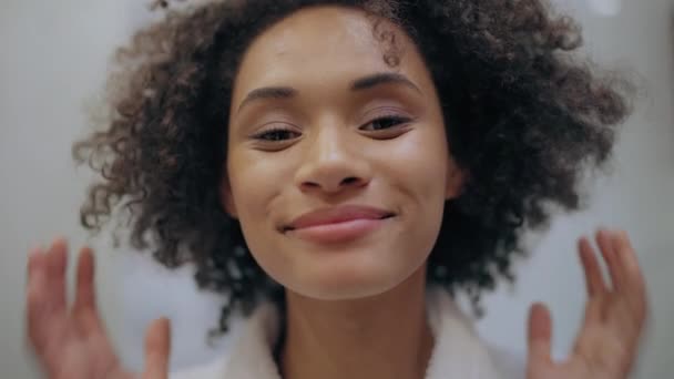 Молодая Женщина Улыбается Камеру Чувствует Себя Красивой Чистой Свежей Кожей — стоковое видео
