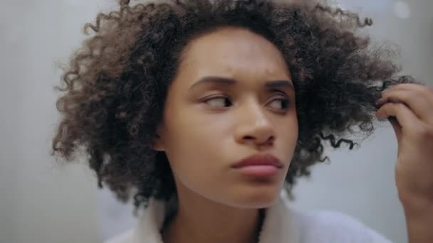 Грустная Афро Американка Смотрит Поврежденные Концы Волос Кератиновое Лечение — стоковое видео