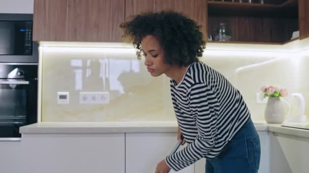 Afro Amerikansk Kvinna Moppar Golvet Hushållstvätt Hemhygien — Stockvideo