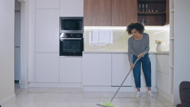 年轻的家庭主妇清扫厨房的地板 家务活 — 图库视频影像