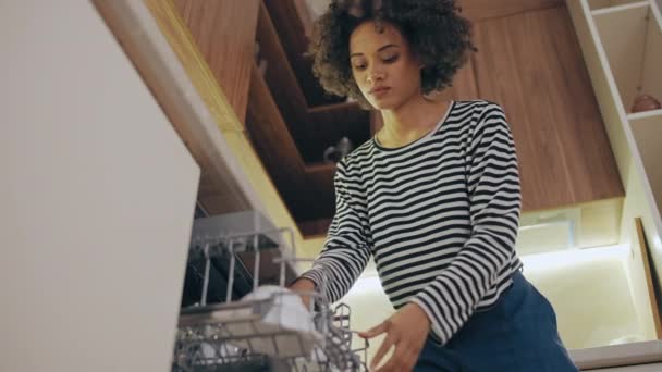 Glückliche Hausfrau Die Der Küche Glas Aus Der Spülmaschine Holt — Stockvideo