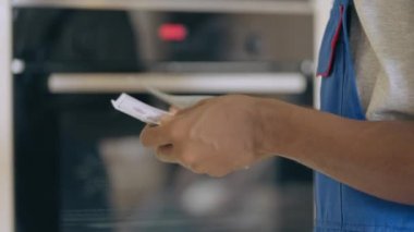 Teknisyen para sayıyor, pahalı tesisat servisi, ev bakımı, işçi