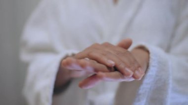 El kremi kullanan Afro-Amerikalı kadın, pompa rutini, kişisel bakım spa günü, güzellik.