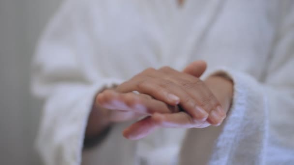 Femme Afro Américaine Utilisant Crème Pour Les Mains Routine Pompage — Video