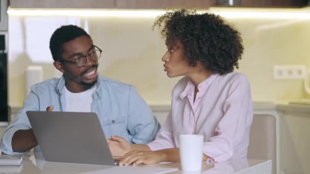 Mężczyzna Kobieta Kłócący Się Patrząc Laptopa Problemy Komunikacyjne Różnice Zdań — Wideo stockowe