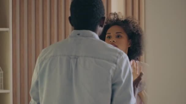 Emocional Pareja Negra Peleando Problema Relación Familiar Separación — Vídeos de Stock
