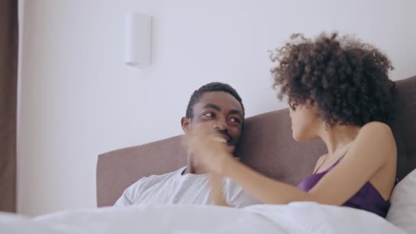 Lächelndes Schwarzes Paar Plaudert Liegt Bett Positive Emotionen Glück — Stockvideo