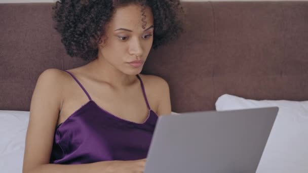 Красива Кучерява Жінка Працює Ноутбуці Ліжку Спілкується Друзями Фрілансер — стокове відео