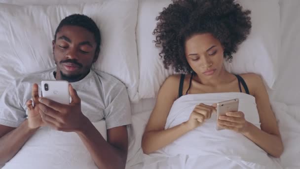 Jeune Couple Utilisant Des Smartphones Couché Lit Communication Ligne Relation — Video