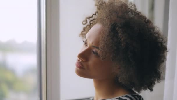 Hermosa Joven Con Pelo Afro Pensando Problema Mirando Por Ventana — Vídeos de Stock