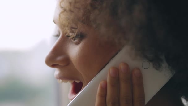 Blij Dat Een Vrouw Telefoneert Luistert Naar Goed Nieuws Positieve — Stockvideo