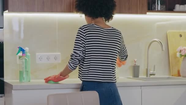Zwarte Vrouw Handschoenen Schoonmaken Teller Keuken Met Behulp Van Spray — Stockvideo