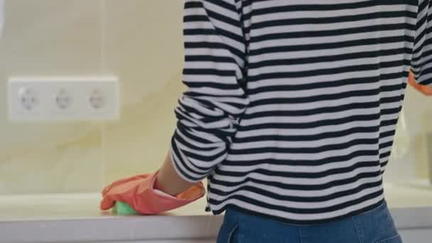 Hausmädchen Gummihandschuhen Bei Der Hausarbeit Küche Mit Spülmittel Reinigen — Stockvideo