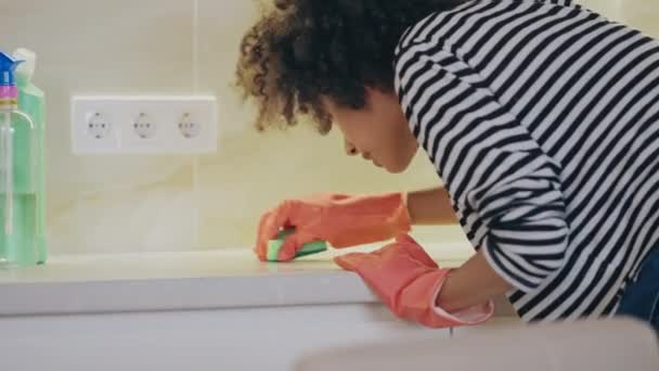 Jong Huisvrouw Schoonmaken Vuil Oppervlak Keuken Met Spons Perfectionisme — Stockvideo