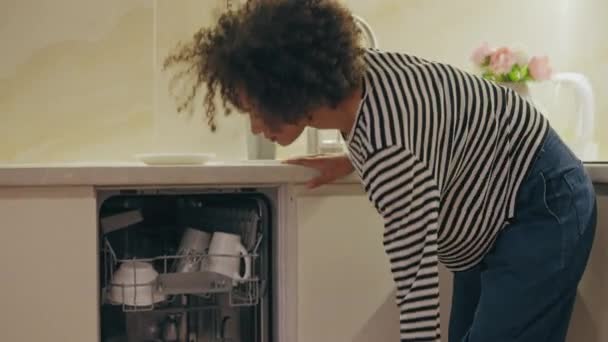 Mooie Vrouw Zet Witte Borden Vaatwasser Huishoudelijke Klusjes Schoonmaken — Stockvideo