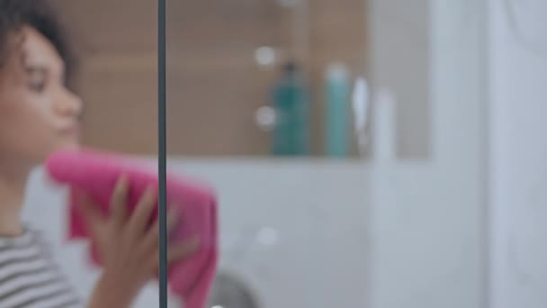 Mujer Negra Limpiando Puerta Cristal Ducha Usando Aerosol Alfombra Desinfección — Vídeos de Stock