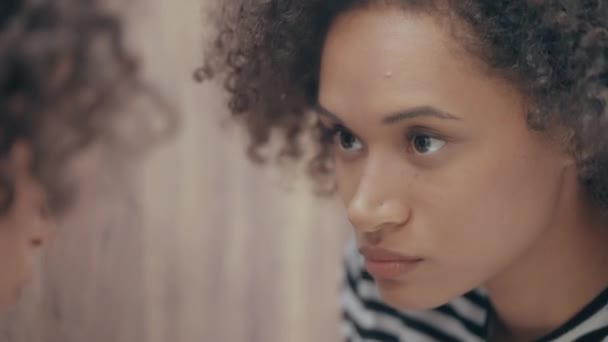 Mujer Joven Seria Mirándose Espejo Tomando Decisiones Pensando Problema — Vídeos de Stock