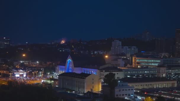 Kiewer Bahnhof Bei Nacht Moderne Gebäude Der Stadt Feuerwerk Hintergrund — Stockvideo