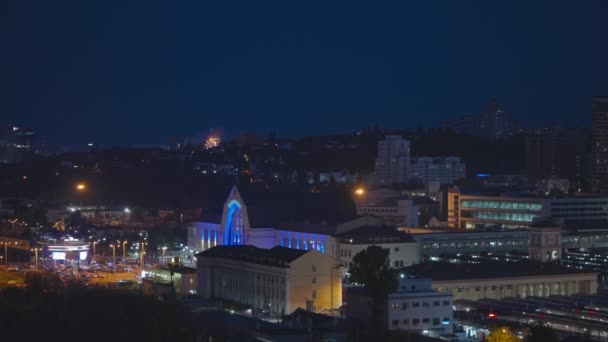 Kiev Järnvägsstation Natten Moderna Byggnader Staden Fyrverkerier Bakgrunden — Stockvideo