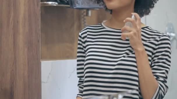Feliz Jovem Mulher Aplicando Perfume Frente Espelho Produtos Beleza — Vídeo de Stock