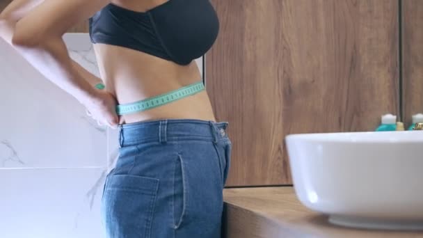 Joyeux Jeune Femme Regardant Ruban Mesurer Régime Alimentaire Efficace Poids — Video