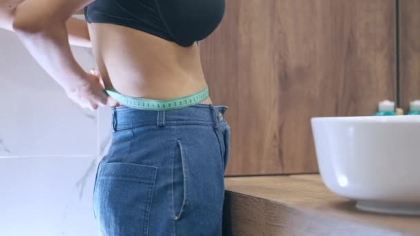 テープでスリムな女性の測定ウエストライン 摂食障害 ボディケア 食欲不振 — ストック動画