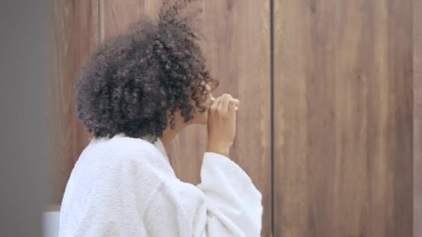 バスルーム 歯のケア 新鮮な息で美しい巻き毛の女性の歯を磨く — ストック動画