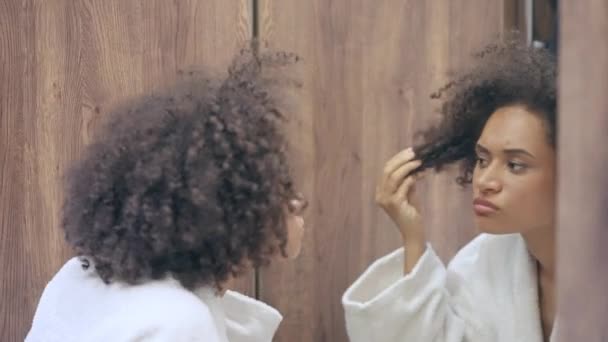 Mulher Afro Americana Perturbada Olhando Espelho Inseguranças Aparência Beleza — Vídeo de Stock