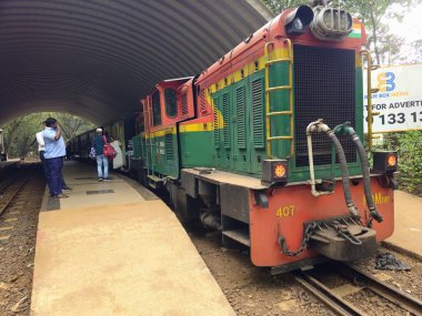 22 Eylül 2024, Matheran, Maharashtra, Hindistan Yeşil ve kırmızı oyuncak treni Aman Lodge istasyonunda duruyor, Aman Lodge 'u Matheran' a bağlayan miras tren yolunun bir parçası..