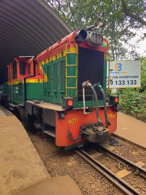 22 Eylül 2024, Matheran, Maharashtra, Hindistan: Tarihi Matheran Tepesi Demiryolu 'nun bir parçası olan istasyonda duran klasik dar ölçü oyuncak treni.