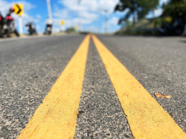 Sarı trafik çizgisi rengi. Sollamayı yasaklamak için çift katı çizgi, asfalta boyanmış yasak sollama sarı çizgiler, güvenli sürüş ve trafik düzenleyici kurallar