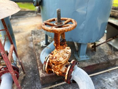 Kontrol vanası ve buhar boru hattına sahip jeotermal santral ekipmanları, yenilenebilir enerji, sürdürülebilir elektrik üretimi, temiz teknoloji ve çevre dostu sanayi altyapısını temsil ediyor