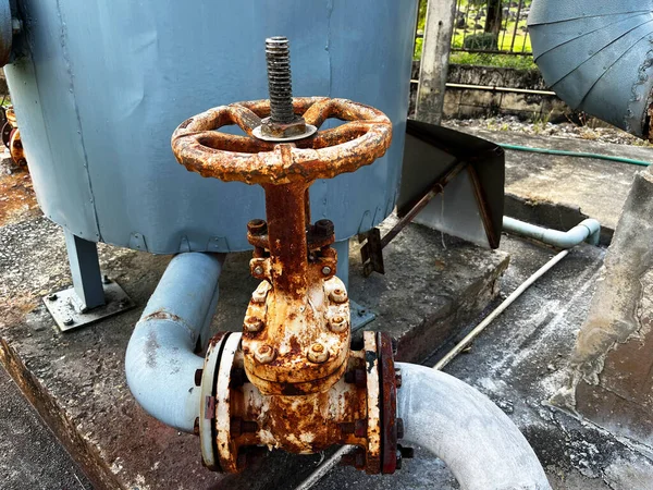 Kontrol vanası ve buhar boru hattına sahip jeotermal santral ekipmanları, yenilenebilir enerji, sürdürülebilir elektrik üretimi, temiz teknoloji ve çevre dostu sanayi altyapısını temsil ediyor