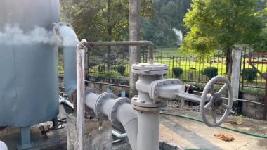 Kontrol vanası ve buhar boru hattına sahip jeotermal santral ekipmanları, yenilenebilir enerji, sürdürülebilir elektrik üretimi, temiz teknoloji ve çevre dostu sanayi altyapısını temsil ediyor