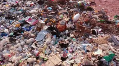 Plastik atık ve çöplerle dolu, yukarıdan gelen ciddi kirliliği gösteren, çevre krizini, aşırı tüketimi, sürdürülebilirlik sorunlarını ve doğa üzerindeki insan etkisinin altını çizen devasa çöp sahası