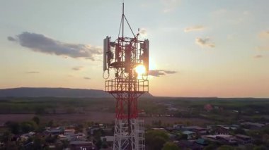 Gün batımında manzaralı dağ manzarasına karşı antenli telekomünikasyon baz istasyonu, kablosuz ağ ve mobil sinyal iletim teknolojisi kavramları