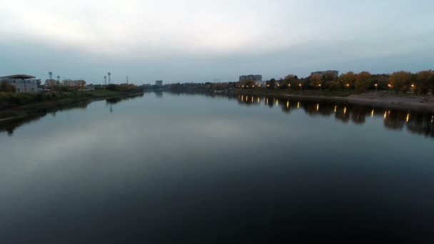 survolant la rivière 