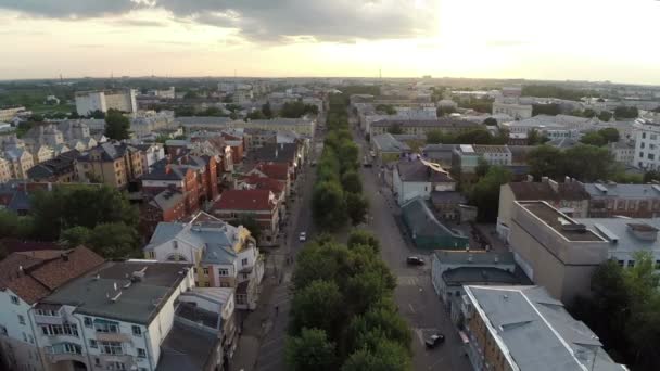 Luchtfoto: boulevard van de stad — Stockvideo