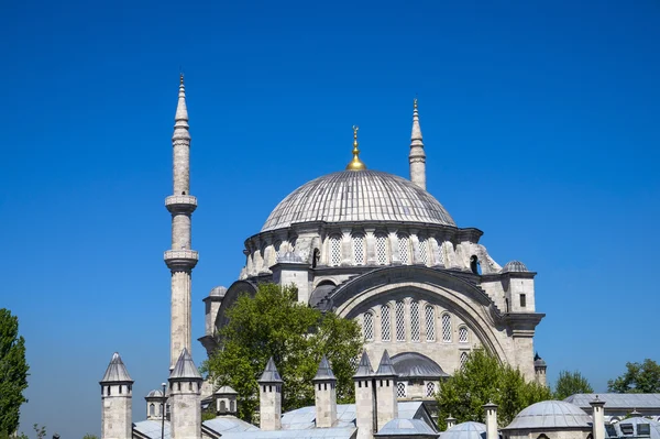 Nuruosmaniye Camii görüntü güneşli bir gün.