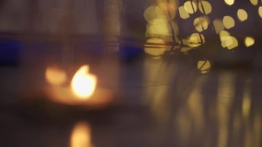 Meditasyon yapan bir atmoshpere 'de yanan mum, 4K stüdyo.