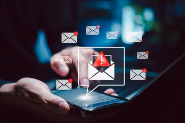 E- posta Güvenlik Tehdit Bildirimi ve Konserve Posta Uyarı Konsepti. Kırmızı uyarı sembolleri içeren posta zarfları içeren akıllı telefon kullanan kişi potansiyel e-posta güvenlik tehditlerini, spam uyarılarını temsil eder,