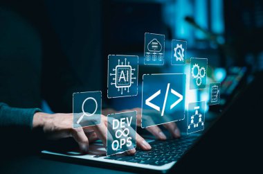 DevOps ve AI entegrasyonu yazılım geliştirme süreci kavramına. Bilgisayarda dijital kodlama simgeleri, otomasyon, programlama, bulut hesaplama ve makine öğrenme teknolojisiyle çalışan geliştirici.